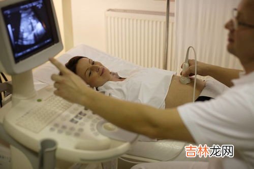 胎儿为什么腿夹得紧,宝宝两腿夹紧使劲是怎么回事