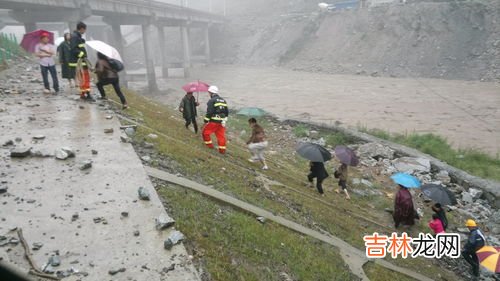 发生泥石流时正确的做法是,遇到泥石流正确的做法是往哪里跑 遇到泥石流怎么跑