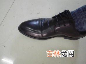 皮鞋上的白斑怎么去除,皮靴放时间久了有白斑怎么办？
