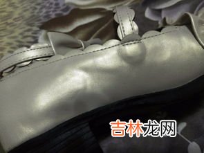 皮鞋上的白斑怎么去除,皮靴放时间久了有白斑怎么办？