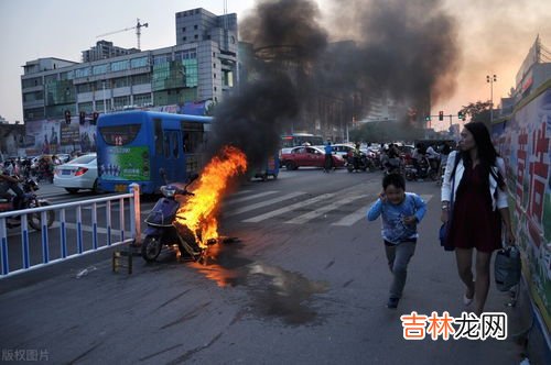 乙醇着火燃烧,不能用哪一种灭火器来灭火,乙醇着火不能用什么灭火器