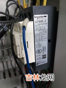 电压220v一小时几度电,取暖器功率是1000W每小时，电压为220V，一小时用多少度电？怎么计算的