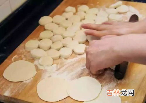 黄色饺子皮用什么和面,黄色饺子皮用什么和面？