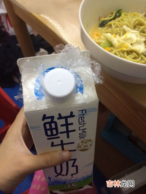 盒装牛奶为什么会鼓包,买牛奶时,发现盒子鼓胀起来,说明牛奶已坏,不能饮用。引起牛奶盒鼓起的原因最可能是