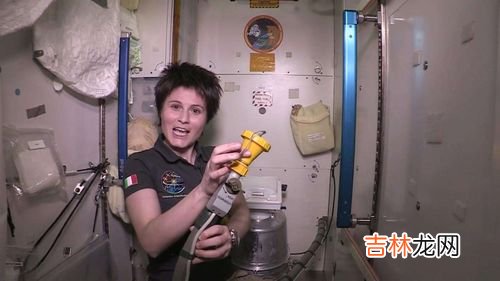 宇航员的尿液怎么处理,在密闭的宇宙飞船里，宇航员排出的尿怎么办？
