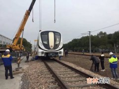 火车15号是不是靠窗,火车K80 15号车厢027是不是靠窗还是