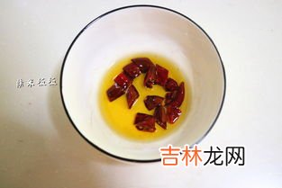 木耳应该冷水下锅还是开水下锅,木耳直接用开水煮可以吗 木耳泡开了用热水煮多久可以吃
