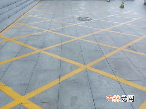 黄网格是什么意思,路面上黄色网格线什么意思