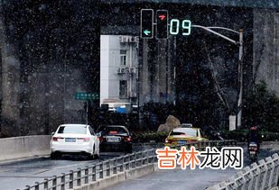 下雪可以开车上高速吗,下雪开高速危险吗？高速路结冰怎么开车？