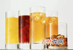 饮料放在车里高温还能喝吗,经过高温暴晒后,汽车里的瓶装水还能喝吗?