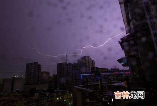 打雷能玩手机吗,打雷时可以玩手机吗？