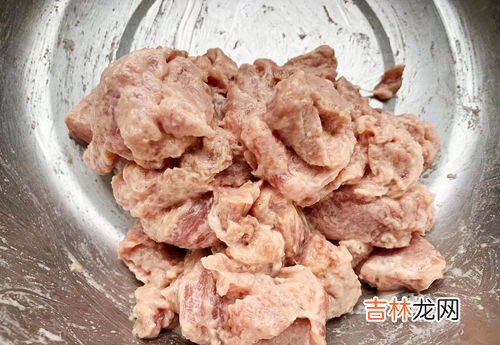 炸酥肉为什么油会有泡泡,大厨来解答一下，大豆油炸酥肉起沫怎么回事