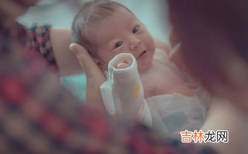 新生儿为什么老是使劲,新生儿频繁“使劲儿”咋回事？和哪些原因有关，了解一下有好处？