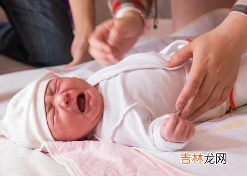 新生儿为什么老是使劲,新生儿频繁“使劲儿”咋回事？和哪些原因有关，了解一下有好处？