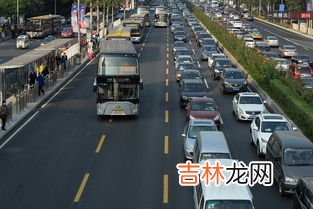 高速三条道各道速度是多少,高速公路三条车道的最低速度分别是多少？