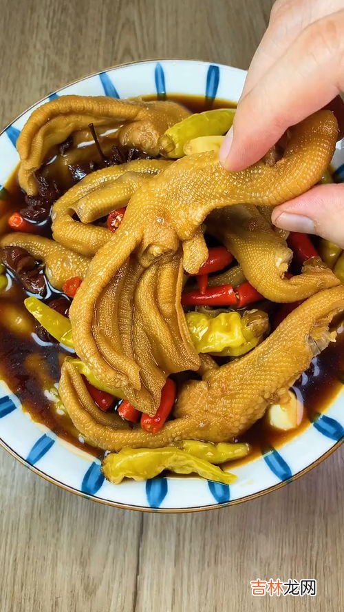凤爪是鸡爪还是鸭爪,凤爪是鸡爪的一种吗？为何叫凤爪？