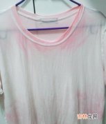 白衣服泡84为什么变红,白衣服用84泡完为什么变成了红色