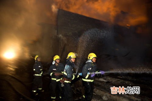 发生火灾时如果中途的防火楼梯被堵死应该,学生消防安全知识竞赛测试题