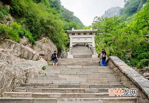 五岳位于山东的是什么山,三山五岳中的五岳位于山东的哪里