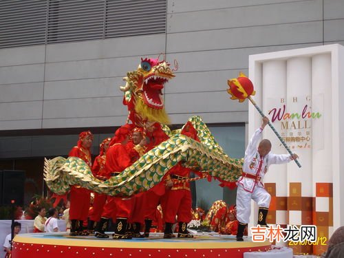 舞龙的寓意和象征是什么,舞龙是中国民族传统民俗文化活动，进行这项活动的意义是什么？