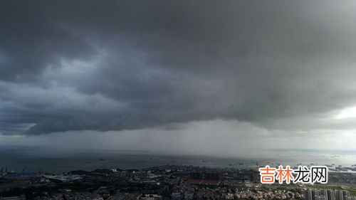 东边日出西边雨打一动物,东边日出西边雨，山上山下晴万里，经常旅游好地方，天下美景升佛光。猜一动物？