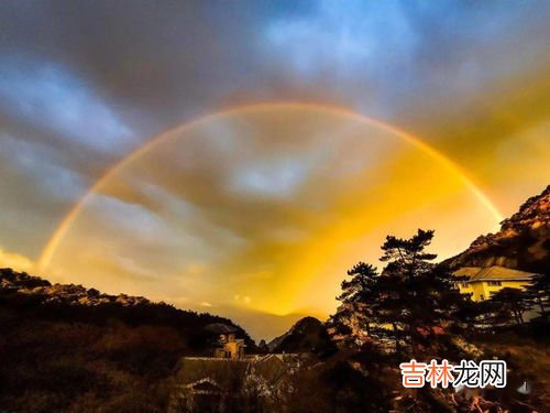 东边日出西边雨打一动物,东边日出西边雨，山上山下晴万里，经常旅游好地方，天下美景升佛光。猜一动物？