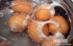 煮鸡蛋不适合用什么容器,煮鸡蛋时为什么不宜用银制容器？