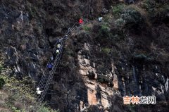 悬崖村祖先怎么上去,彝族最穷的走路爬楼梯走的叫什么村