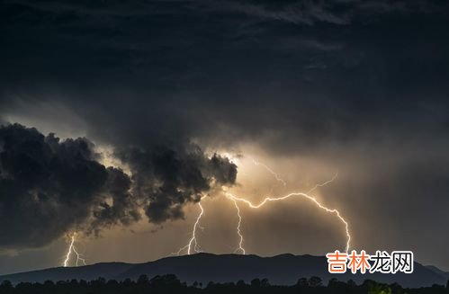 为什么光闪电不打雷,为什么天上只有闪电，不打雷也不下雨，持续六七个小时，爬到楼顶看了