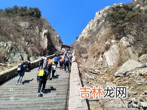 3月份爬泰山穿什么衣服,爬泰山要注意什么，带什么东西