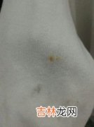 衣服染色怎么洗掉妙招,衣服被染色，怎么洗掉啊？