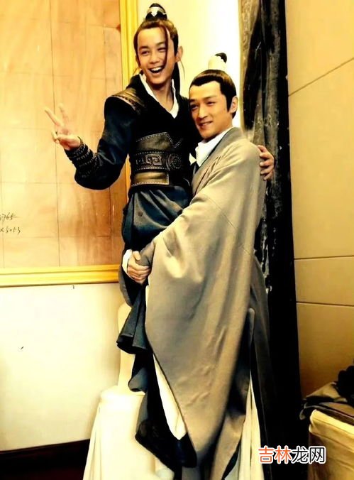 胡歌为什么老带着吴磊,被何炅调侃“不会吴磊结婚的时候你还在当伴郎吧”，胡歌为何至今没有结婚？