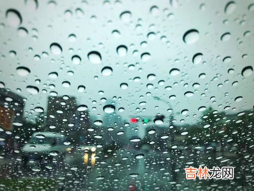 雨水干净吗,雨水干净吗?衣服被雨淋湿后得重新洗吗?