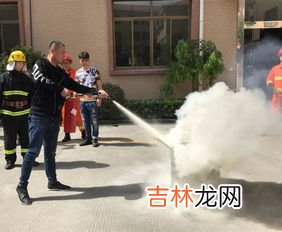 扑救可燃气体火灾应用什么灭火器,扑救可燃气体火灾，应用什么灭火？ A.用泡沫灭火器 B.用水 C.用干粉灭火器