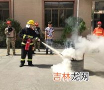 扑救可燃气体火灾应用什么灭火器,扑救可燃气体火灾，应用什么灭火？ A.用泡沫灭火器 B.用水