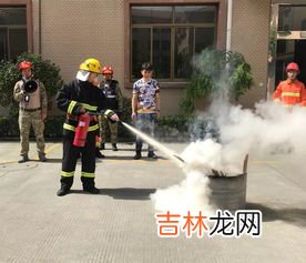 扑救可燃气体火灾应用什么灭火器,扑救可燃气体火灾，应用什么灭火？ A.用泡沫灭火器 B.用水 C.用干粉灭火器