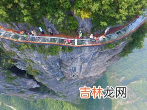 玻璃栈道为什么穿鞋套,白石山玻璃栈道有哪些危险？