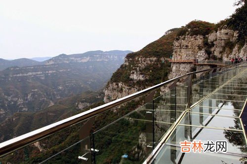 玻璃栈道为什么穿鞋套,白石山玻璃栈道有哪些危险？