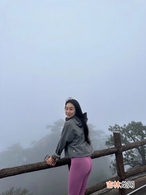 四个也许是因为什么,为什么我看足球场上的 人有四个影子