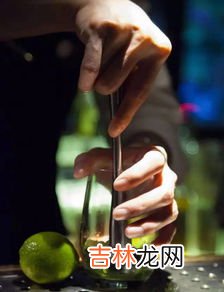 喝酒为什么要插吸管,吹啤酒时，酒瓶里放根吸管有什么作用？