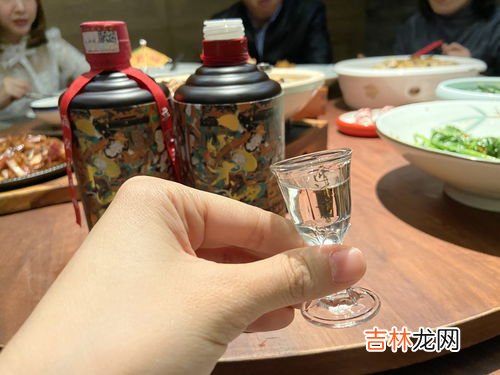 喝酒为什么要插吸管,吹啤酒时，酒瓶里放根吸管有什么作用？