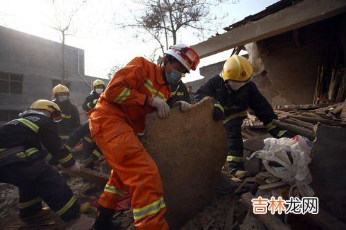 鞭炮被水泡后还会爆炸吗,泡过水的鞭炮扔进下水道还会爆炸吗?