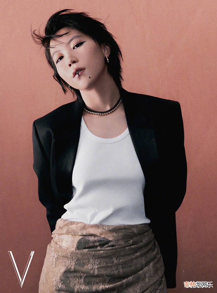 戚薇 王菲女儿太有个性，嘴唇上“纹”黑线太另类，之前下巴纹身就显眼