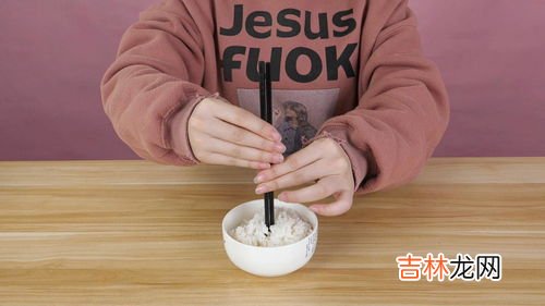 筷子为什么是上方下圆,都说中国的筷子一头圆一头方 天圆地方 那为什么吃的时候手拿筷子是天在下面地在上面