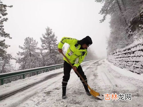 下雪为什么要撒盐,有什么作用,冬季向公路上的积雪撒盐作用什么?原理是什么？