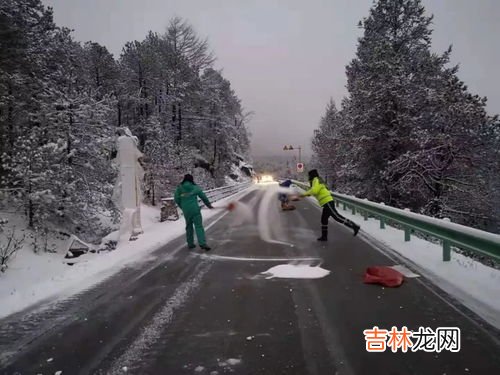 下雪为什么要撒盐,有什么作用,冬季向公路上的积雪撒盐作用什么?原理是什么？