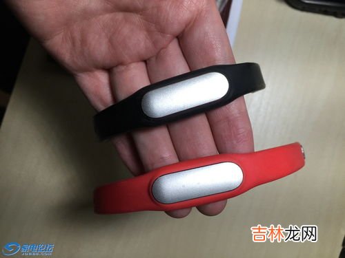 运动手表和手环哪个实用,刚报了一年的健身房，有个小问题在纠结 买运动手表好还是运动手环好？